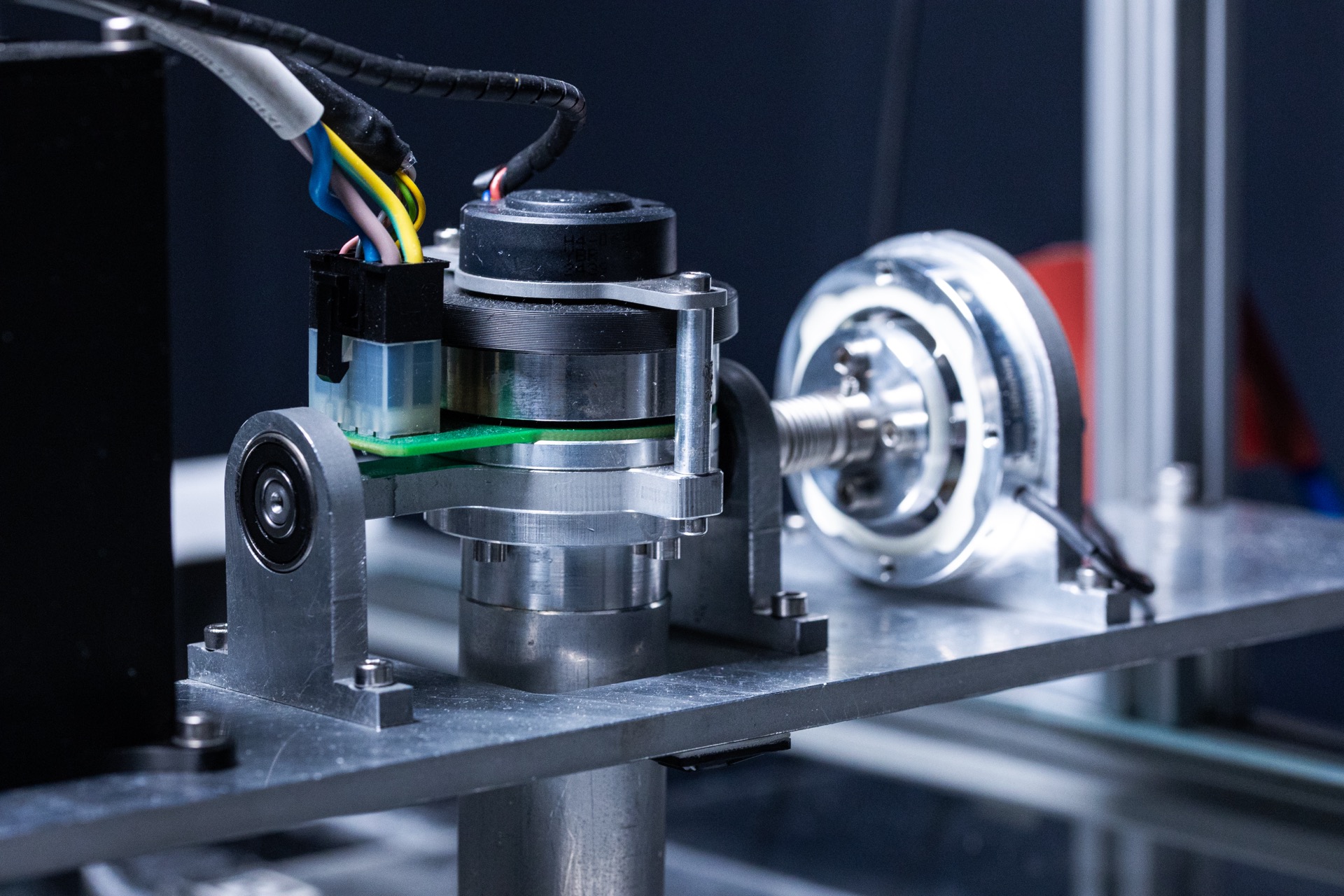 Close-up of V0 torque measurement setup with stepper motor and encoder